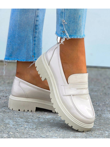 Beżowe Lakierowane Klasyczne Mokasyny Na Grubej Podeszwie