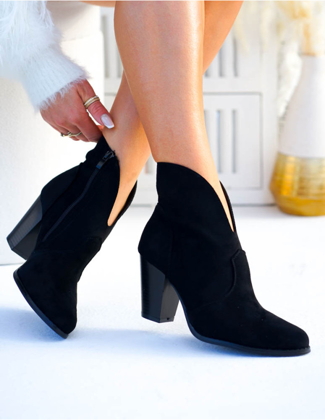 Klasyczne Zamszowe Botki z Wycięciem Na Słupku Czarne