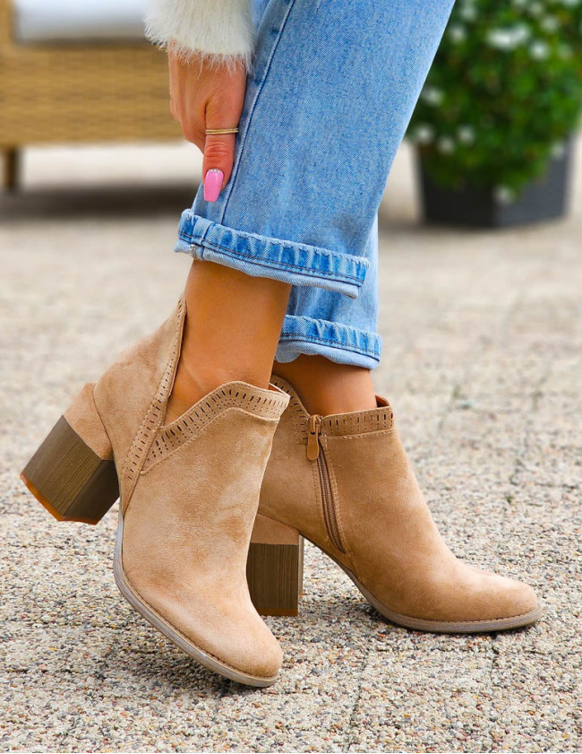 Beżowe Zamszowe Botki Na Obcasie z Wycięciem Fenny