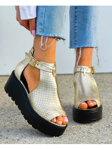 Złote Zabudowane Sandały Na Koturnie Madam Gold