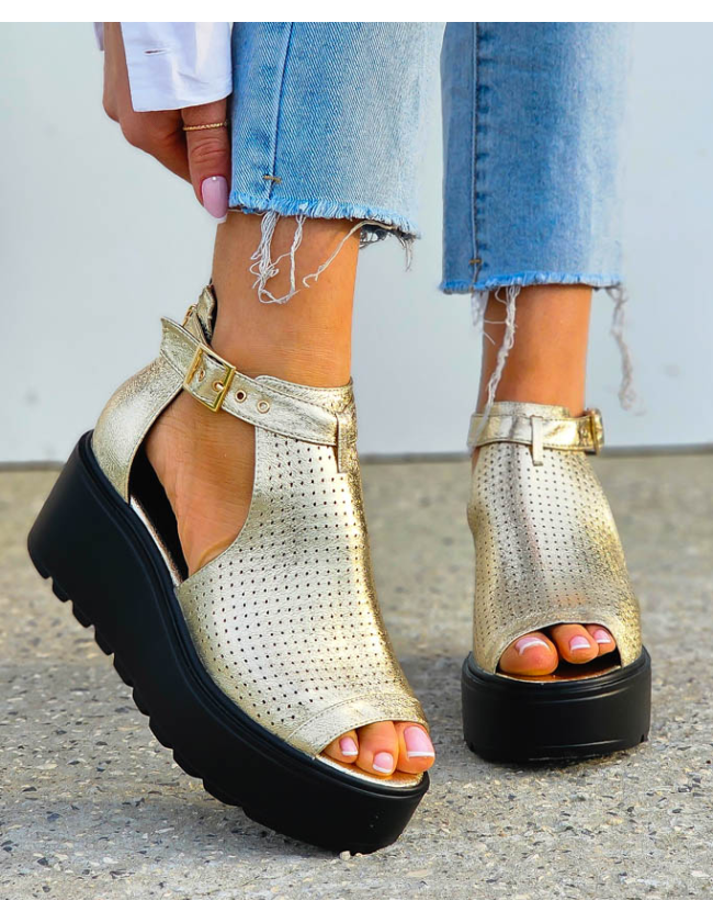 Złote Zabudowane Sandały Na Koturnie Madam Gold