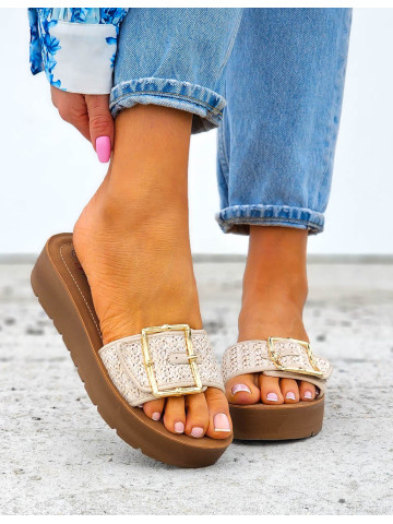 Lekkie Beżowe Klapki Na Koturnie z Klamerką 