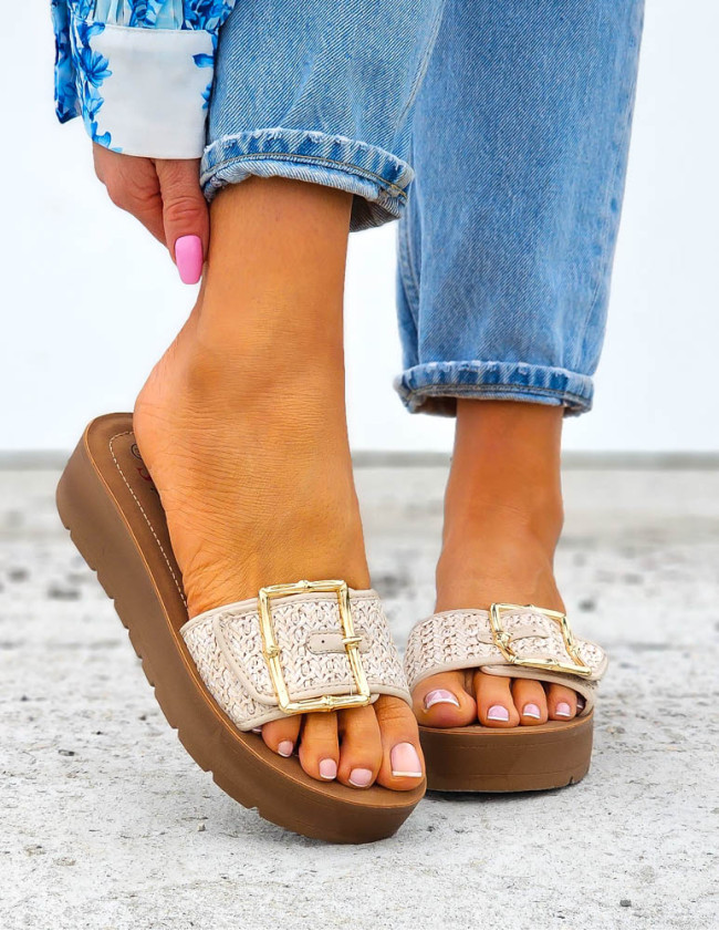 Lekkie Beżowe Klapki Na Koturnie z Klamerką 