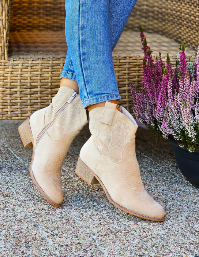 Krótkie Beżowe Zamszowe Botki Kowbojki Na Płaskim Spodzie