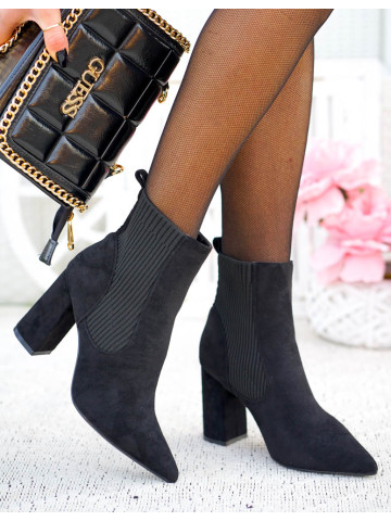 Czarne Zamszowe Botki Na Obcasie Z Wstawką Z Gumy Czarne Zamszowe Botki Na Obcasie Z Wstawką Z Gumy